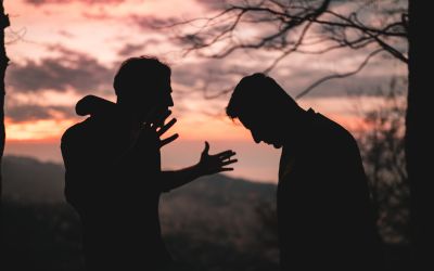 Silhouette of two men, one with arms raised and the other with head hanging down, to illustrate the article 